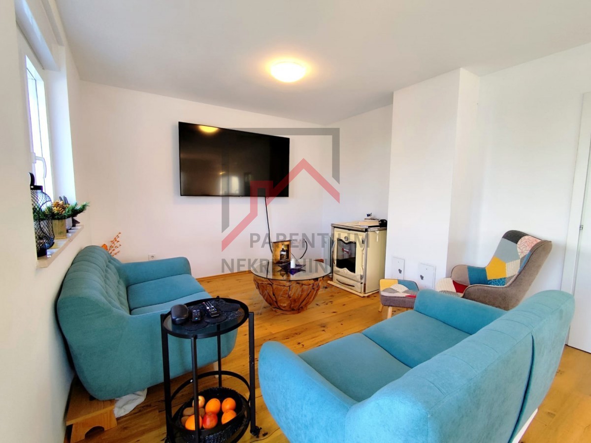 Casa moderna con giardino, a 5 km da Parenzo - posizione tranquilla, ultima di una fila