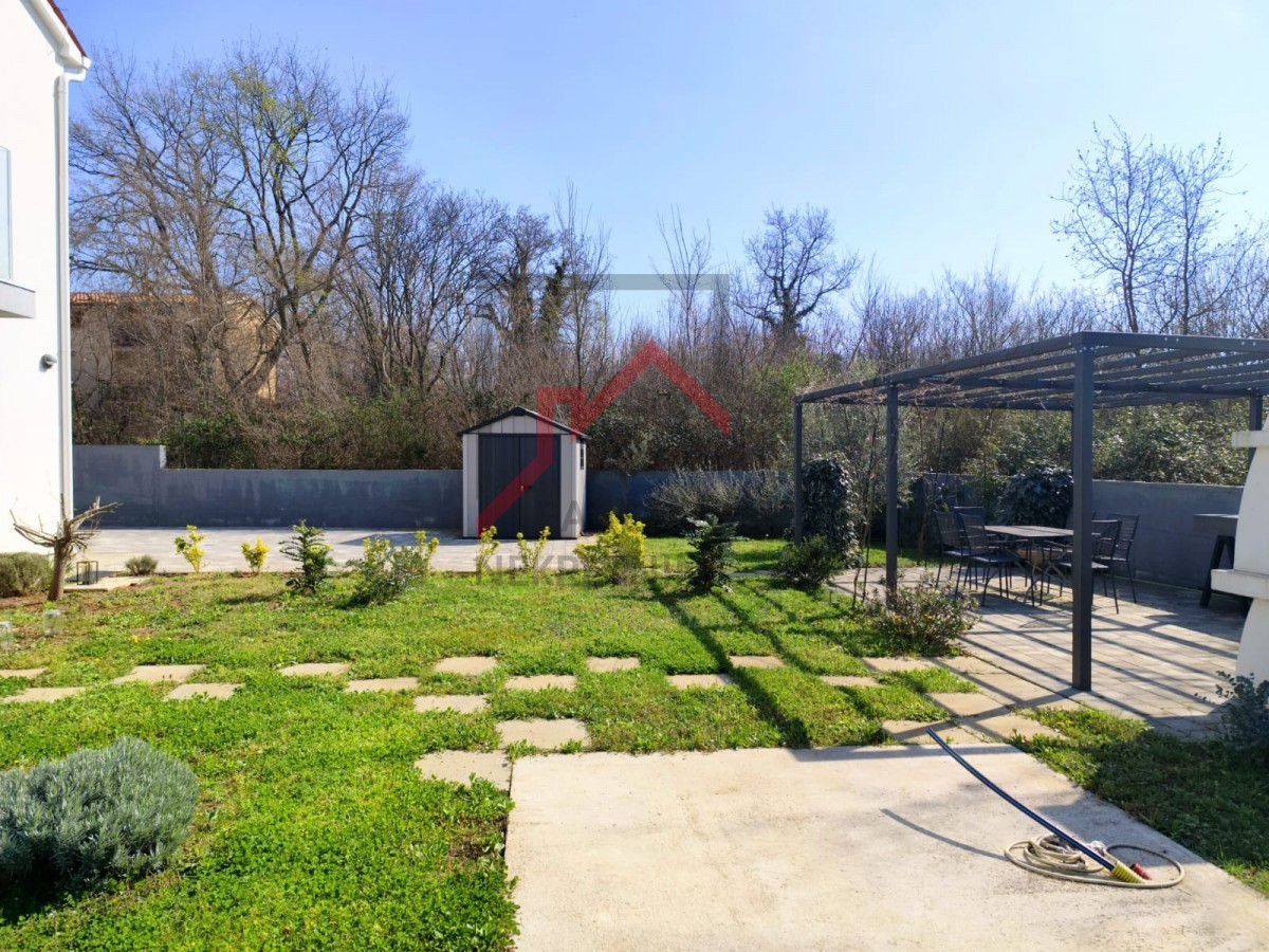 Casa moderna con giardino, a 5 km da Parenzo - posizione tranquilla, ultima di una fila