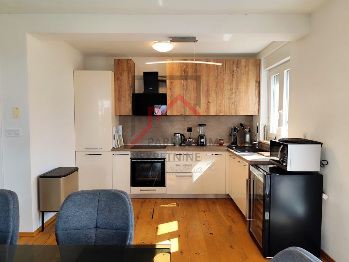 Casa moderna con giardino, a 5 km da Parenzo - posizione tranquilla, ultima di una fila