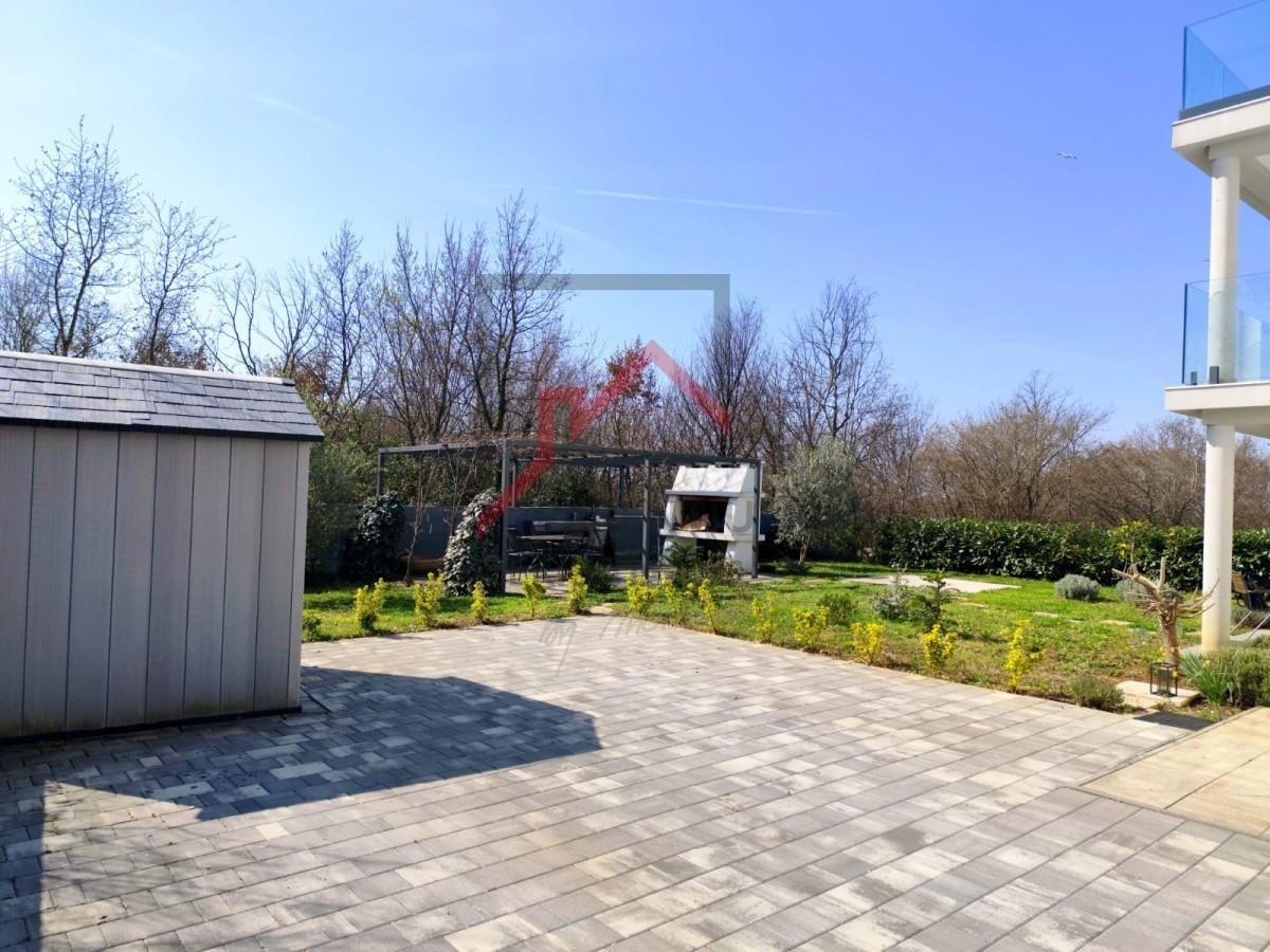 Casa moderna con giardino, a 5 km da Parenzo - posizione tranquilla, ultima di una fila