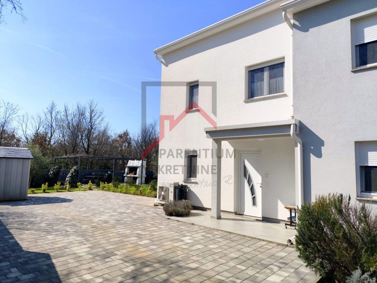 Casa moderna con giardino, a 5 km da Parenzo - posizione tranquilla, ultima di una fila