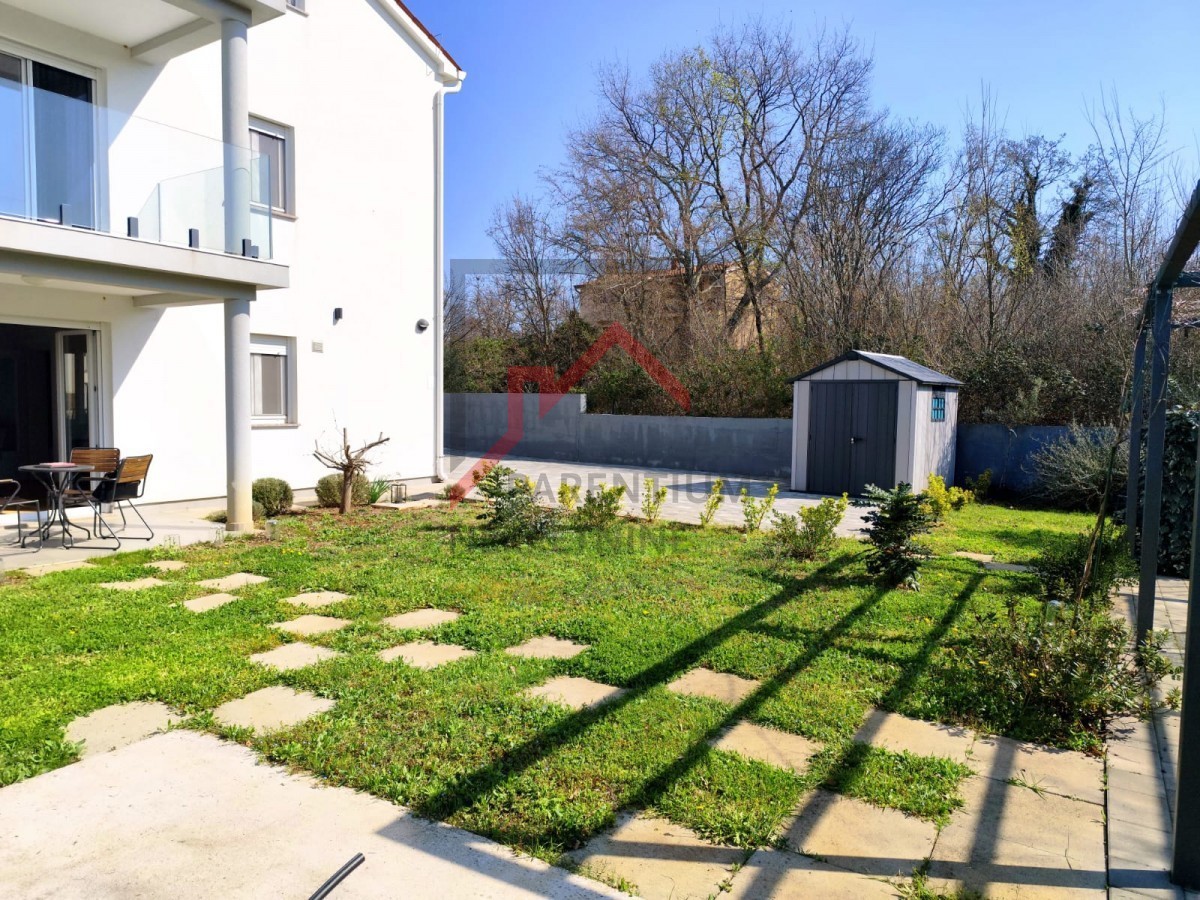 Casa moderna con giardino, a 5 km da Parenzo - posizione tranquilla, ultima di una fila