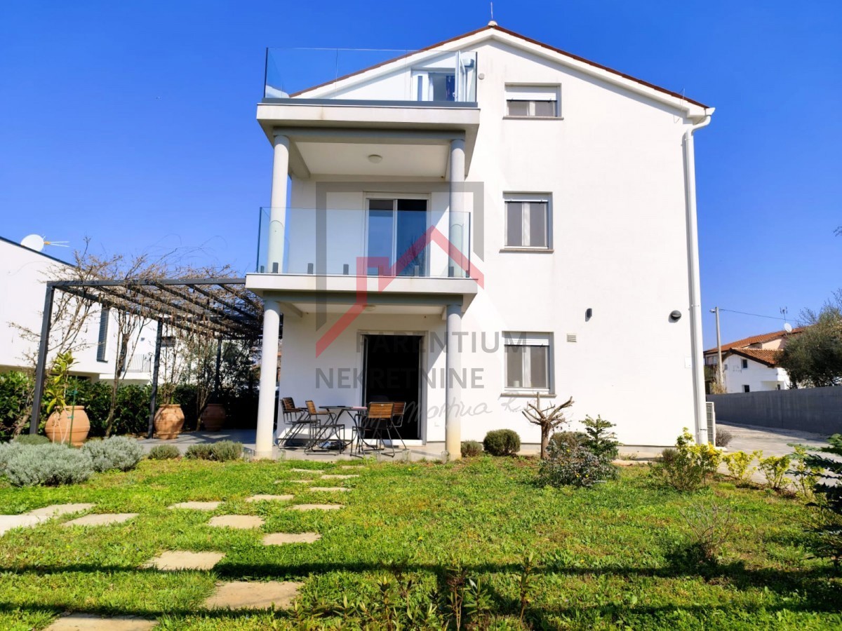 Casa moderna con giardino, a 5 km da Parenzo - posizione tranquilla, ultima di una fila