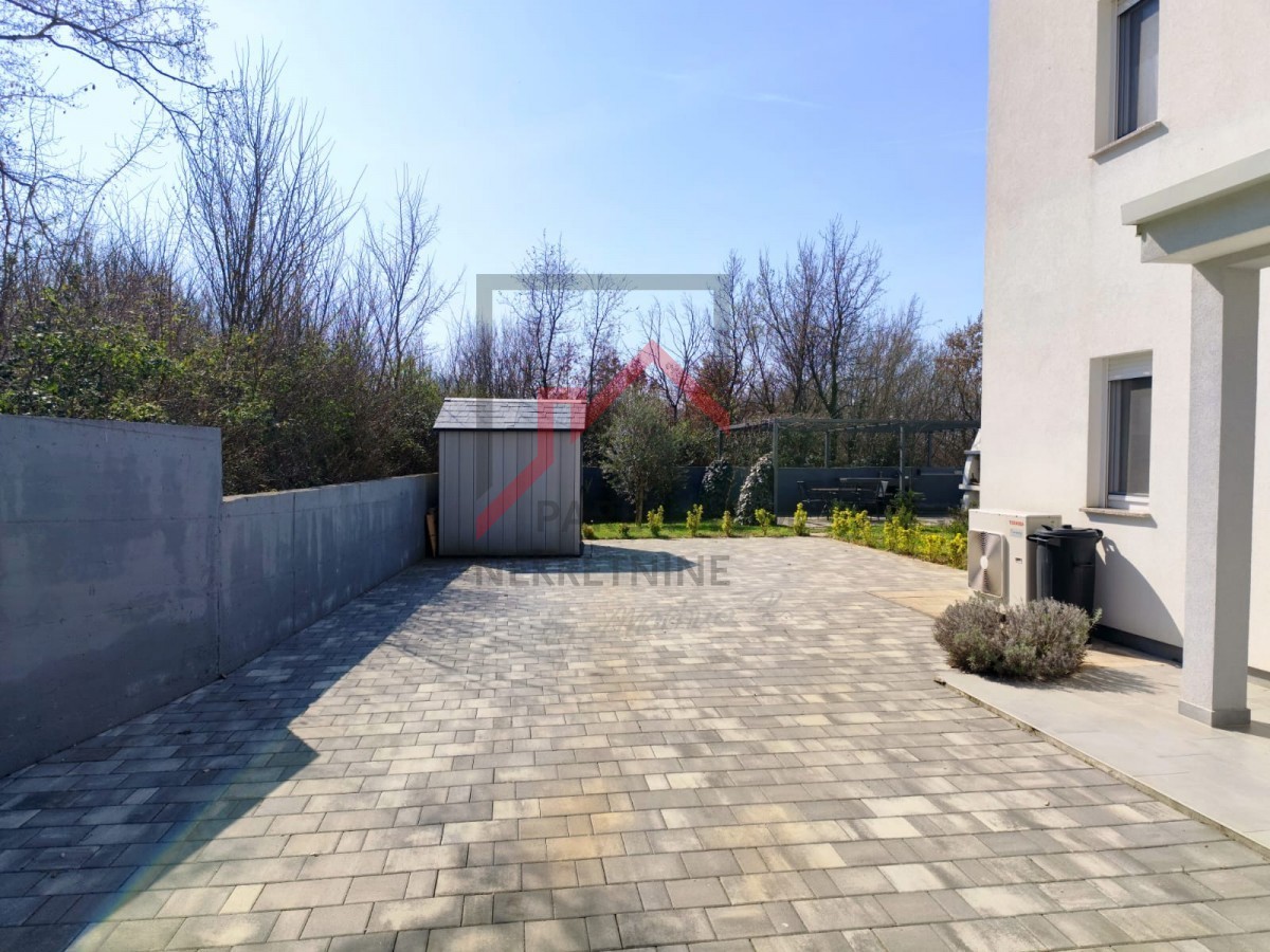 Casa moderna con giardino, a 5 km da Parenzo - posizione tranquilla, ultima di una fila