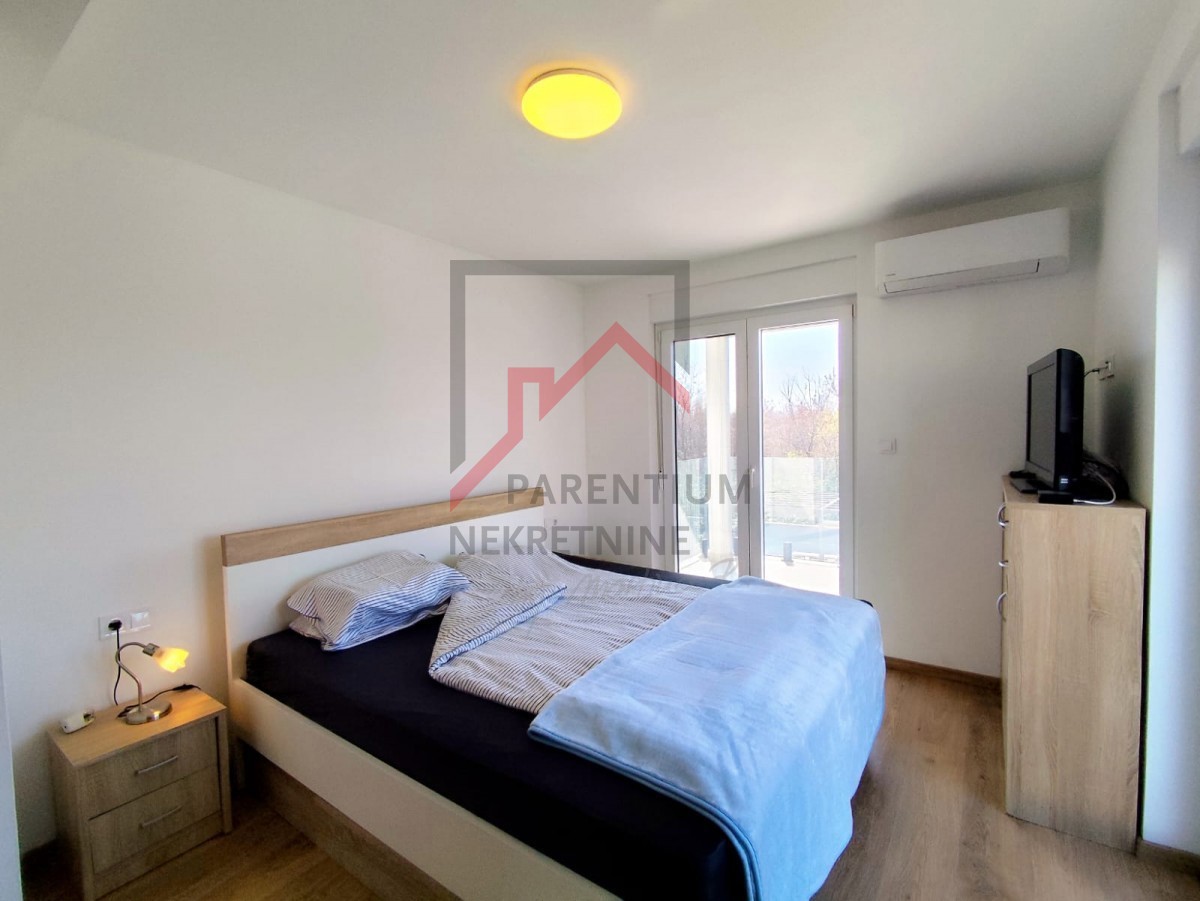 Casa moderna con giardino, a 5 km da Parenzo - posizione tranquilla, ultima di una fila