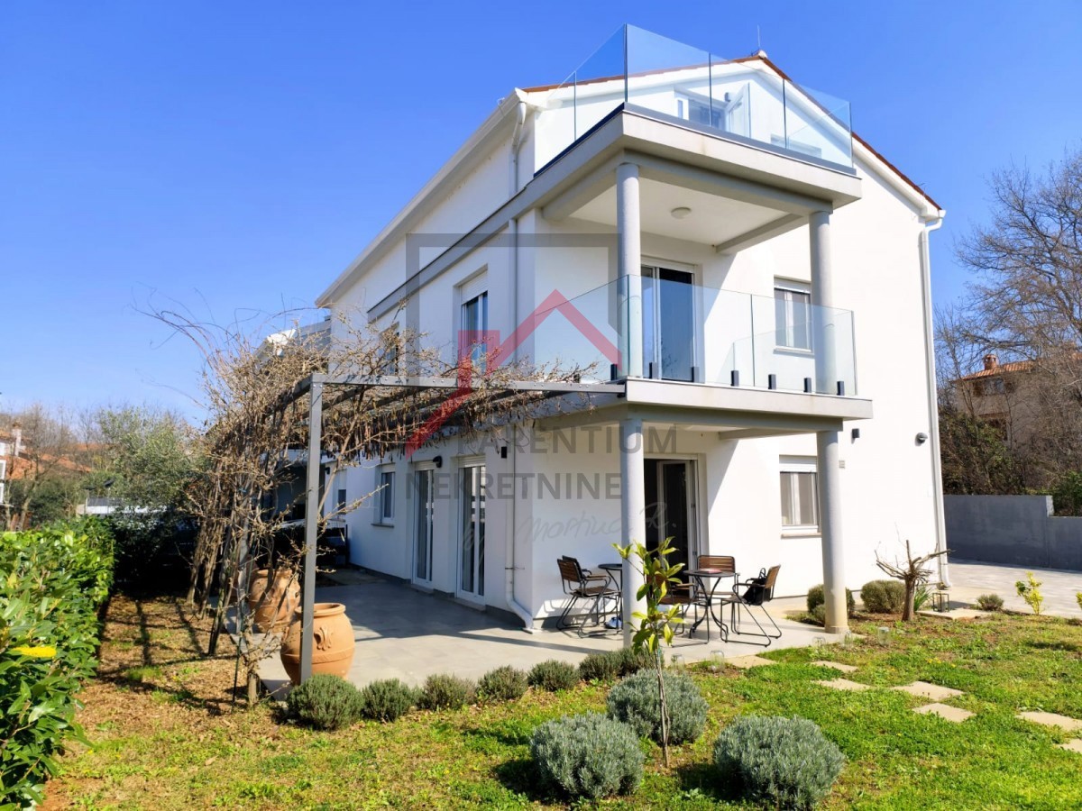 Casa moderna con giardino, a 5 km da Parenzo - posizione tranquilla, ultima di una fila