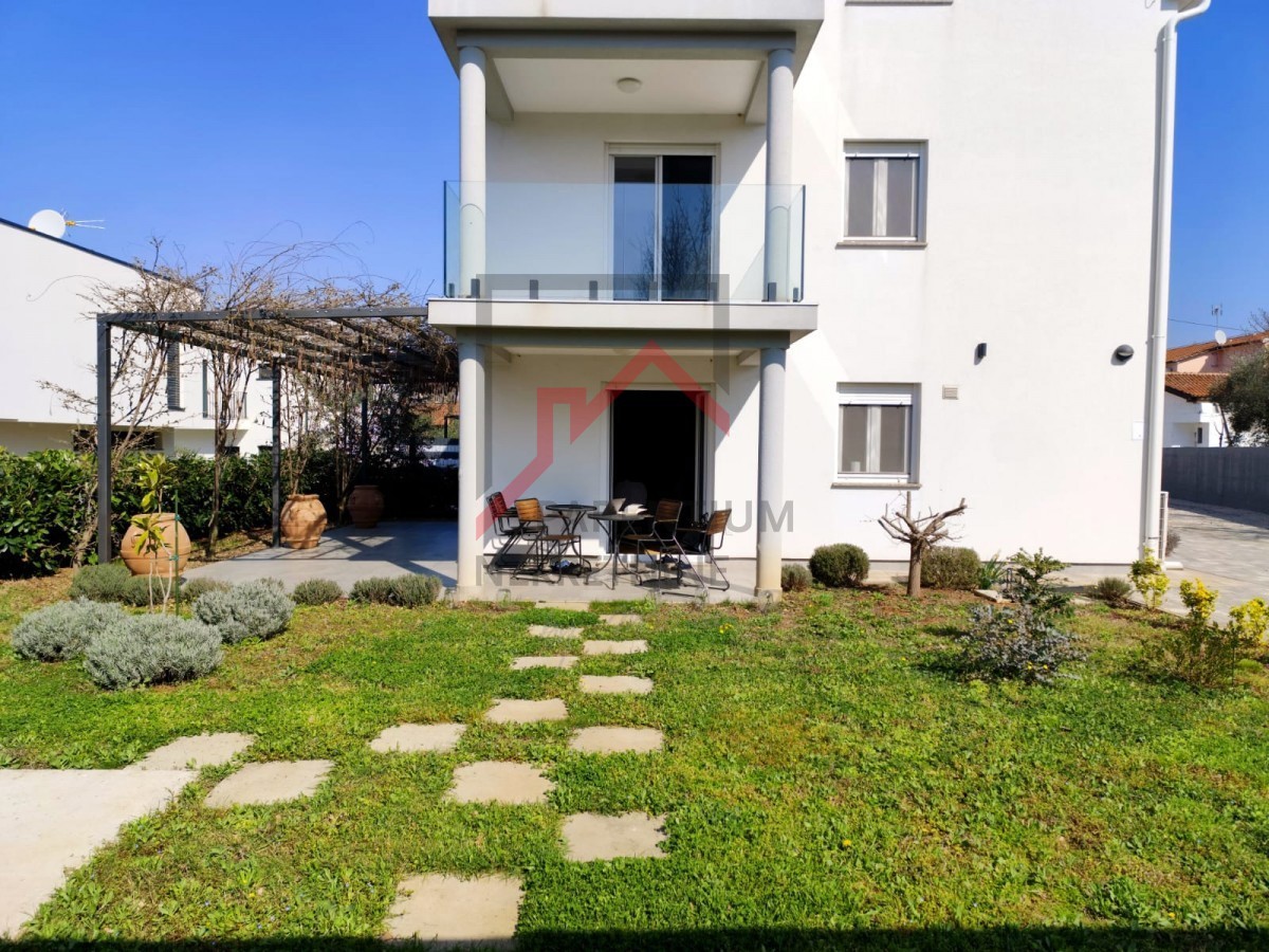 Casa moderna con giardino, a 5 km da Parenzo - posizione tranquilla, ultima di una fila