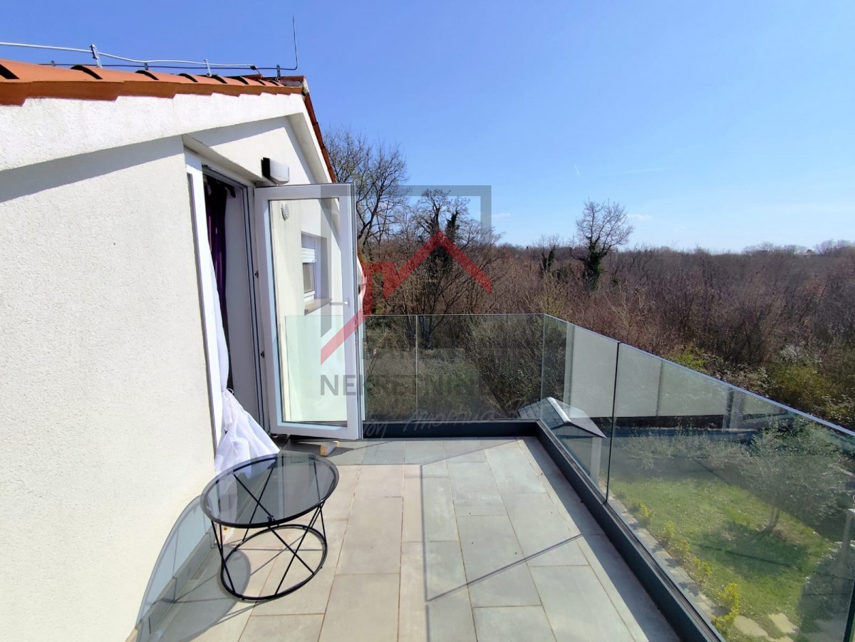 Casa moderna con giardino, a 5 km da Parenzo - posizione tranquilla, ultima di una fila