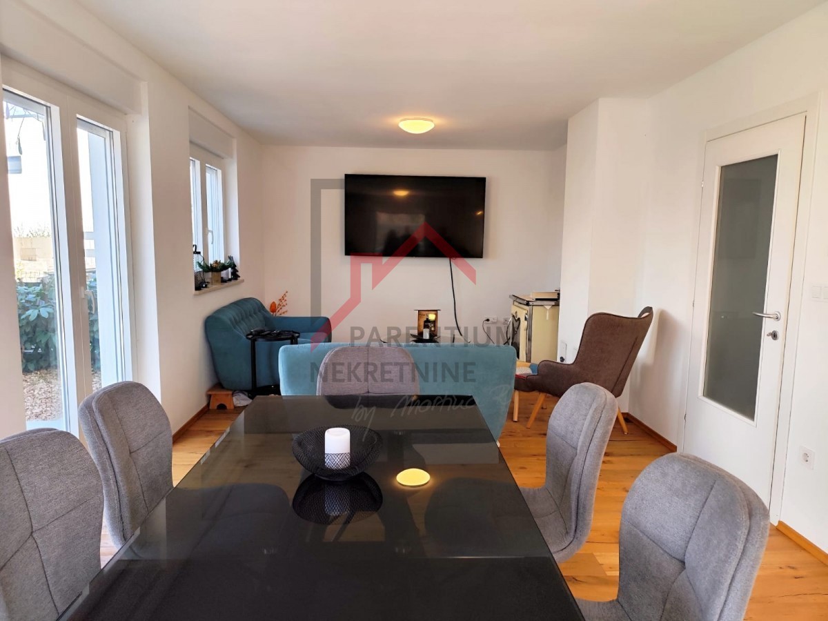 Casa moderna con giardino, a 5 km da Parenzo - posizione tranquilla, ultima di una fila