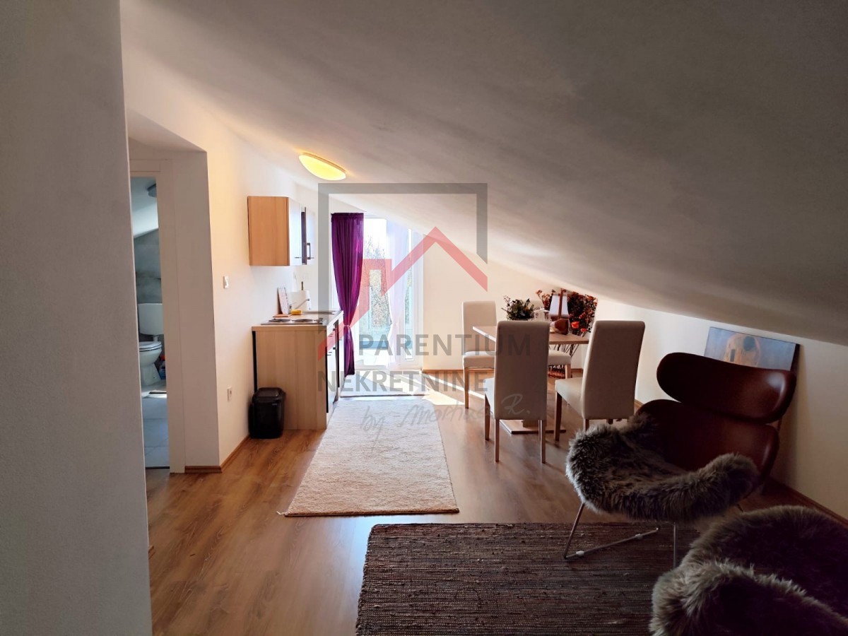 Casa moderna con giardino, a 5 km da Parenzo - posizione tranquilla, ultima di una fila