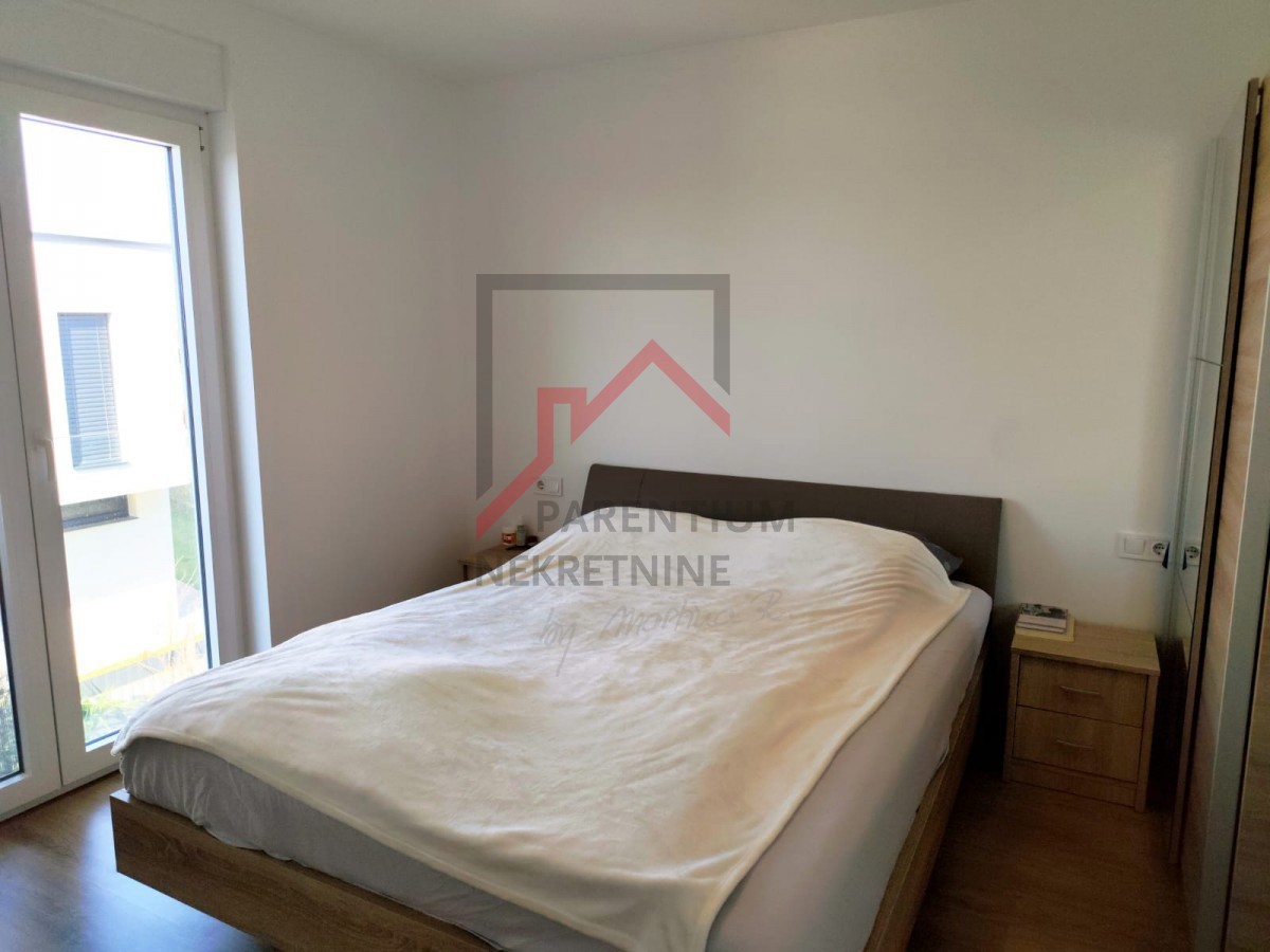 Casa moderna con giardino, a 5 km da Parenzo - posizione tranquilla, ultima di una fila