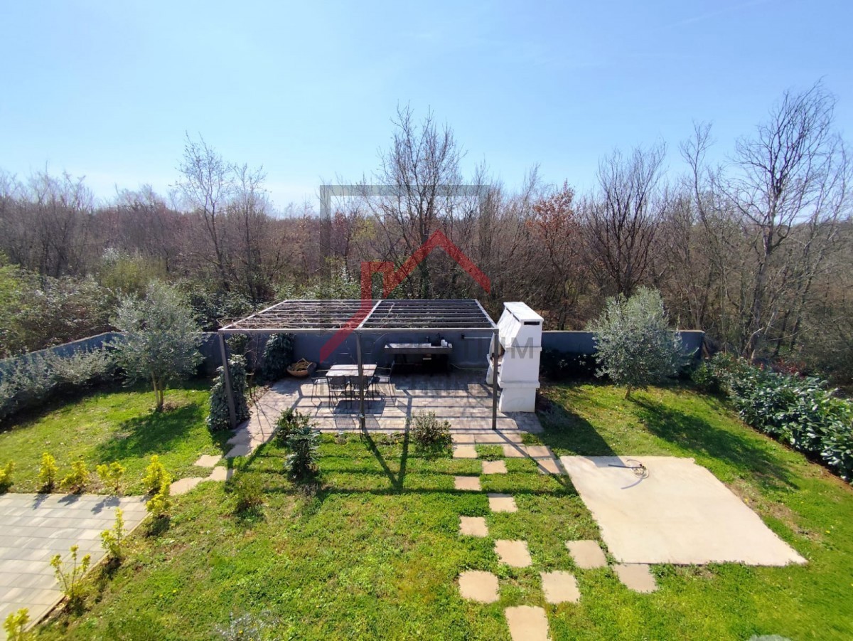 Casa moderna con giardino, a 5 km da Parenzo - posizione tranquilla, ultima di una fila