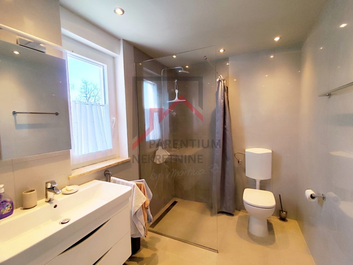 Casa moderna con giardino, a 5 km da Parenzo - posizione tranquilla, ultima di una fila