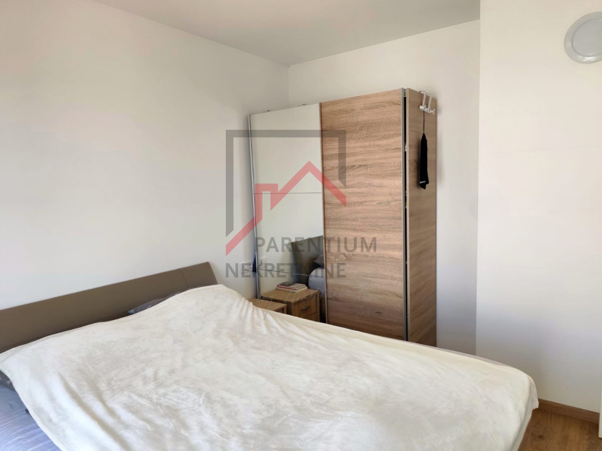 Casa moderna con giardino, a 5 km da Parenzo - posizione tranquilla, ultima di una fila