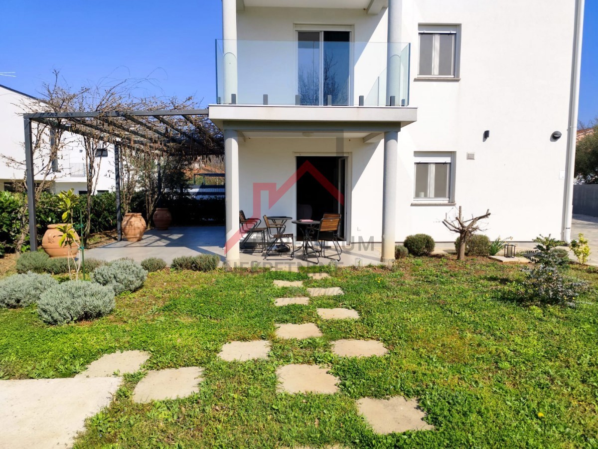 Casa moderna con giardino, a 5 km da Parenzo - posizione tranquilla, ultima di una fila