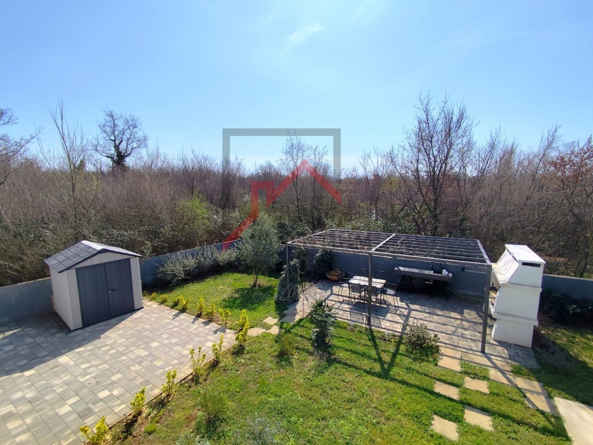 Casa moderna con giardino, a 5 km da Parenzo - posizione tranquilla, ultima di una fila