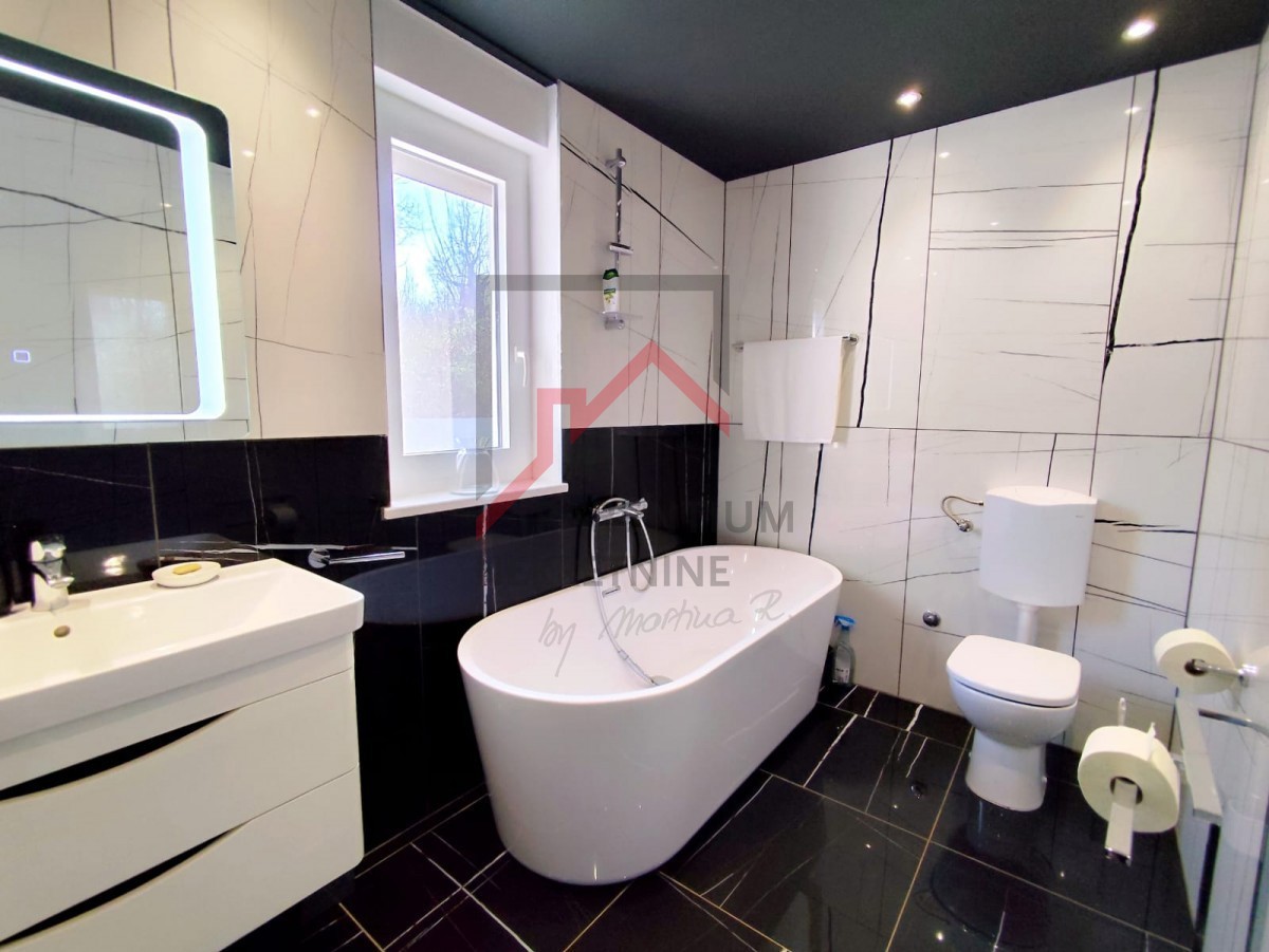 Casa moderna con giardino, a 5 km da Parenzo - posizione tranquilla, ultima di una fila