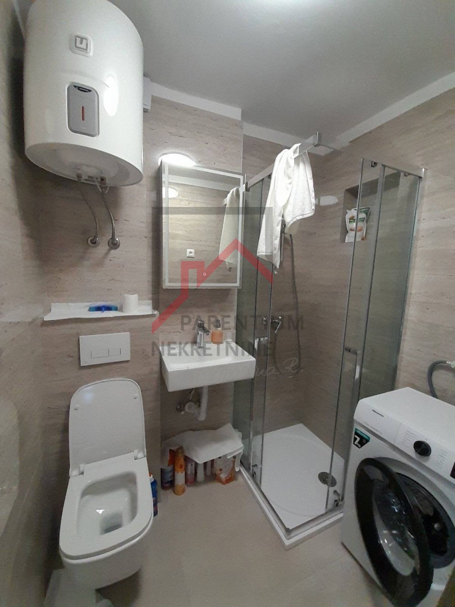 Istria, zona Parenzo - Appartamento ristrutturato, 40 m2, secondo piano, balcone