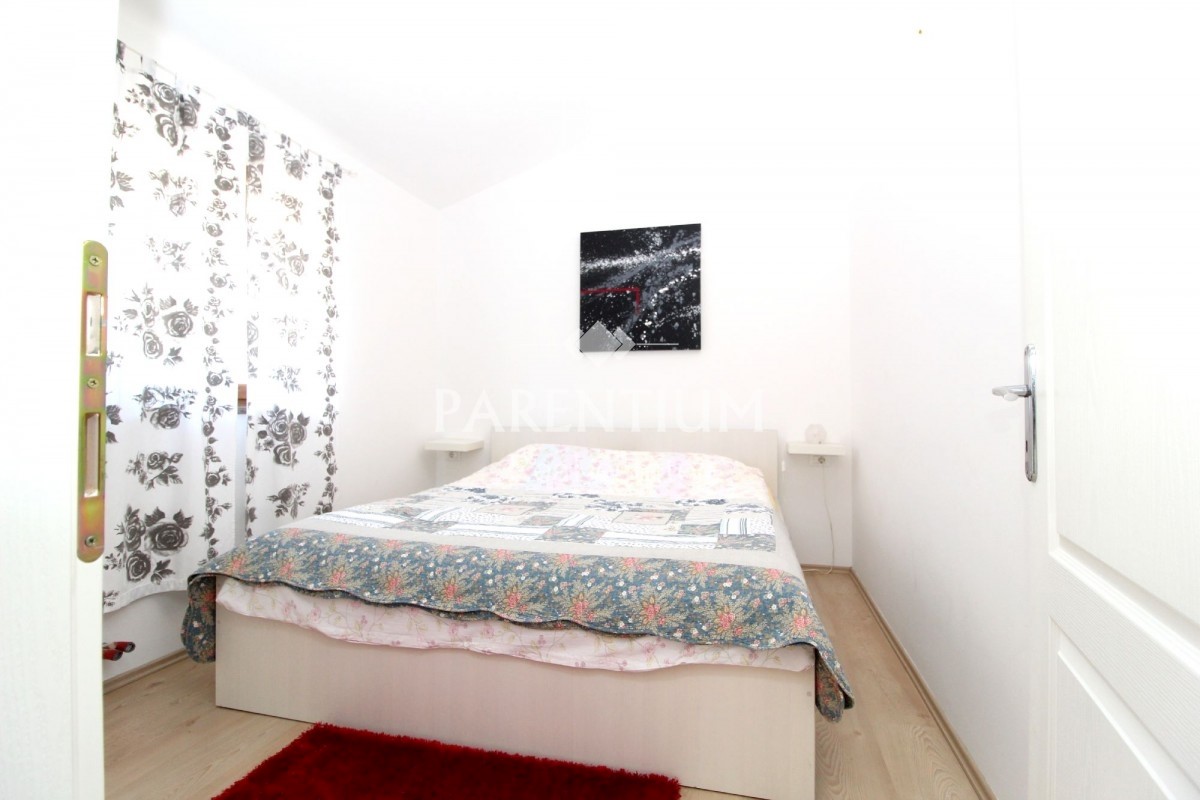 Lepa družinska hiša z bazenom na mirni lokaciji