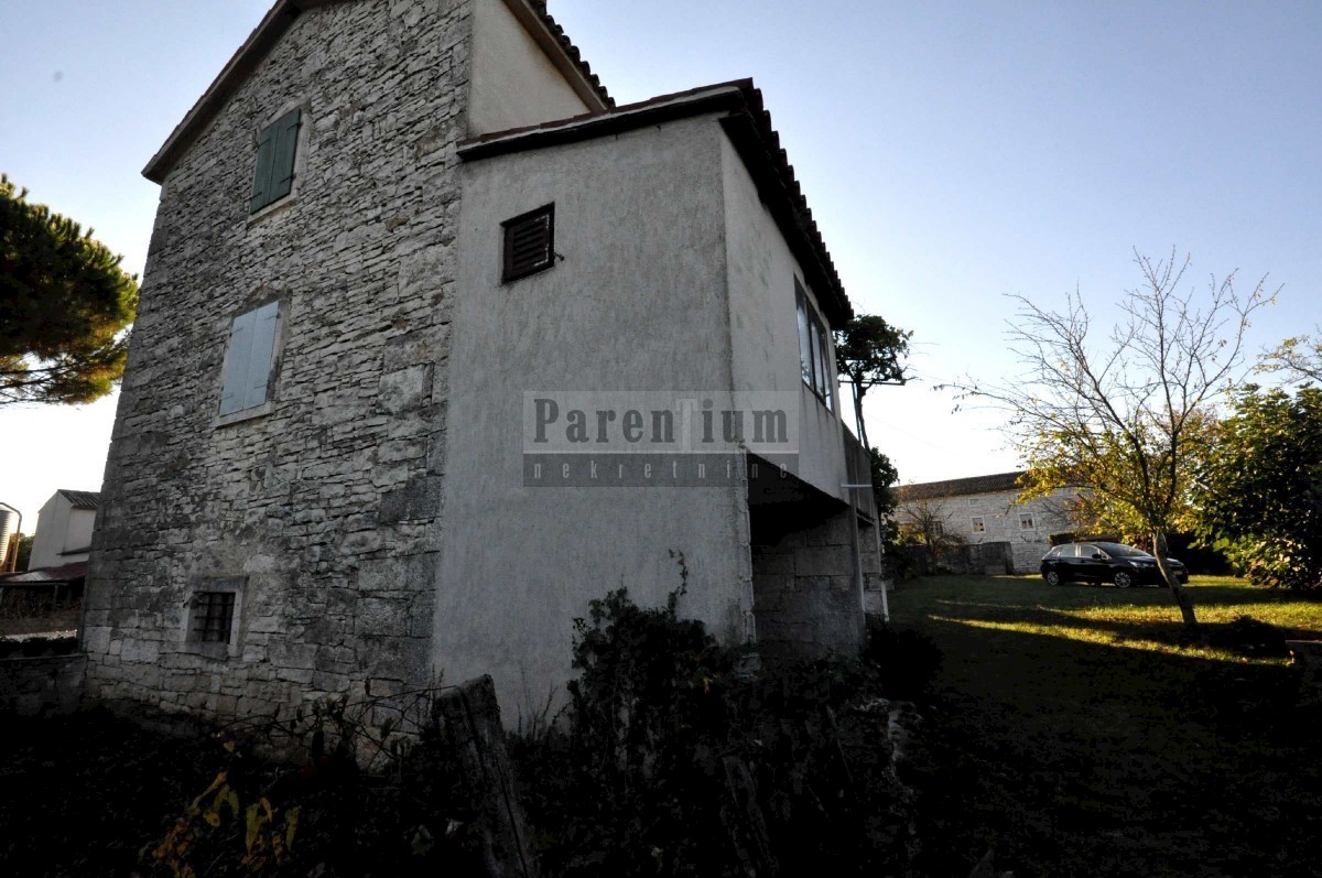 Casa in pietra (semi-indipendente) con ampio cortile