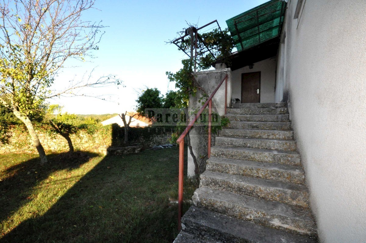 Casa in pietra (semi-indipendente) con ampio cortile