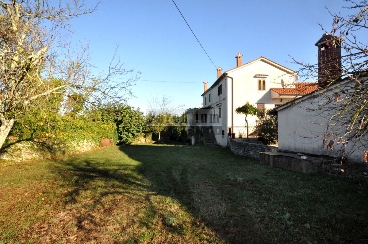 Casa in pietra (semi-indipendente) con ampio cortile