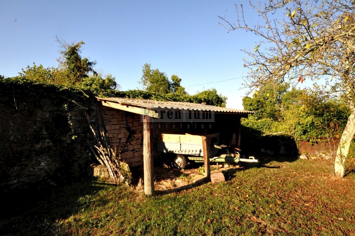 Casa in pietra (semi-indipendente) con ampio cortile