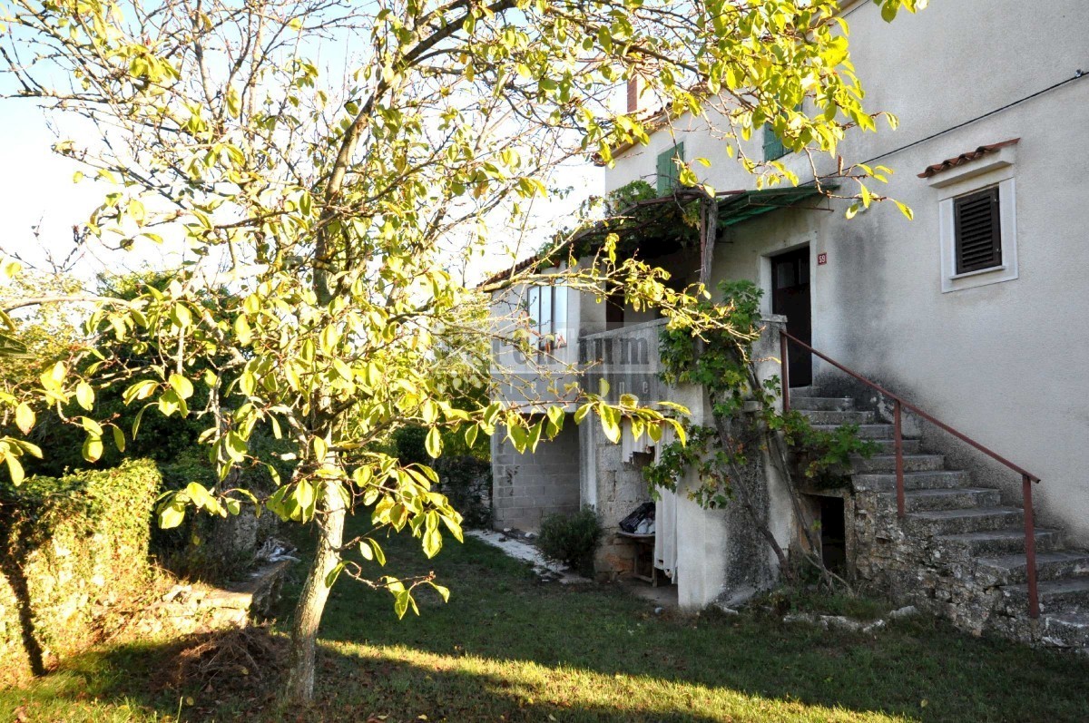 Casa in pietra (semi-indipendente) con ampio cortile