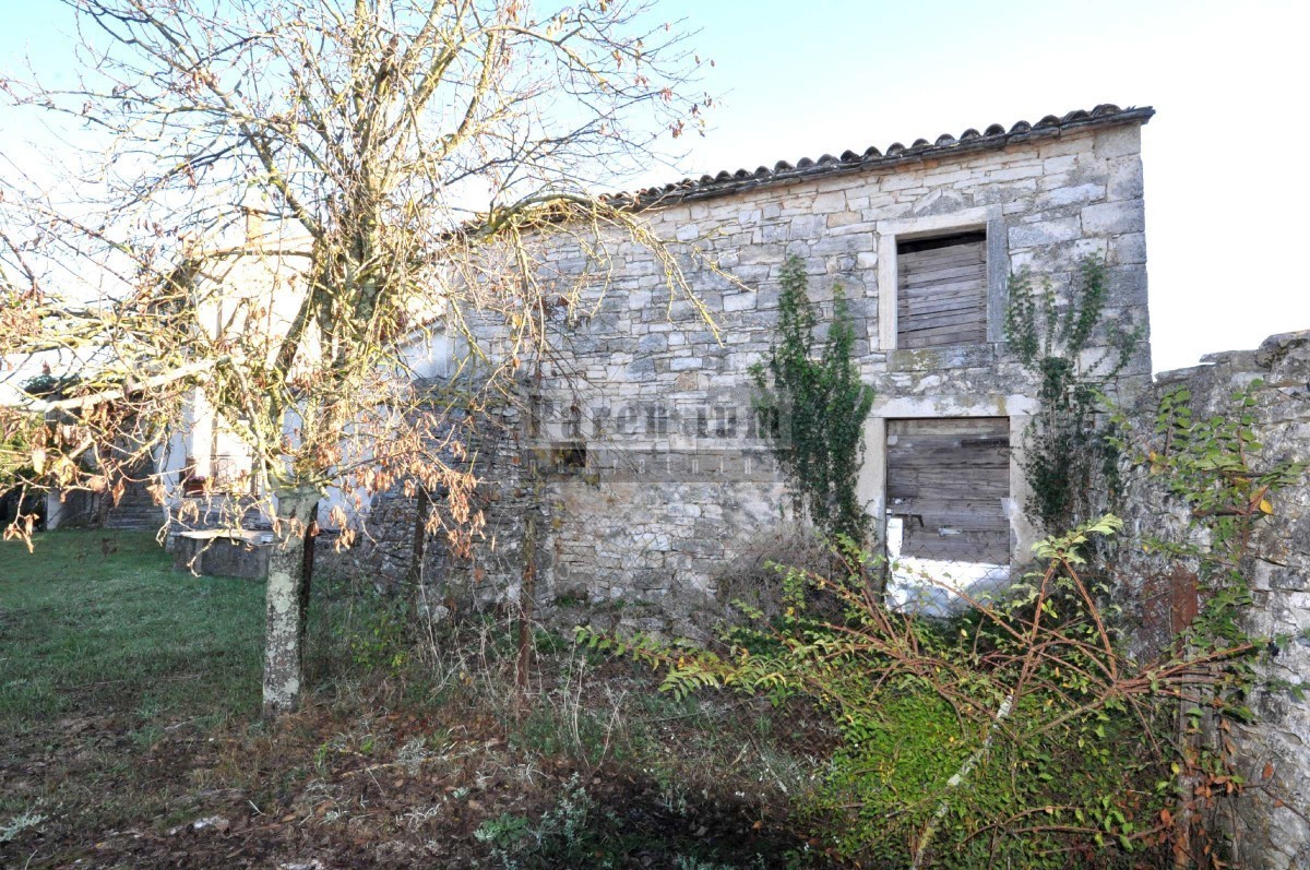 Casa in pietra (semi-indipendente) con ampio cortile