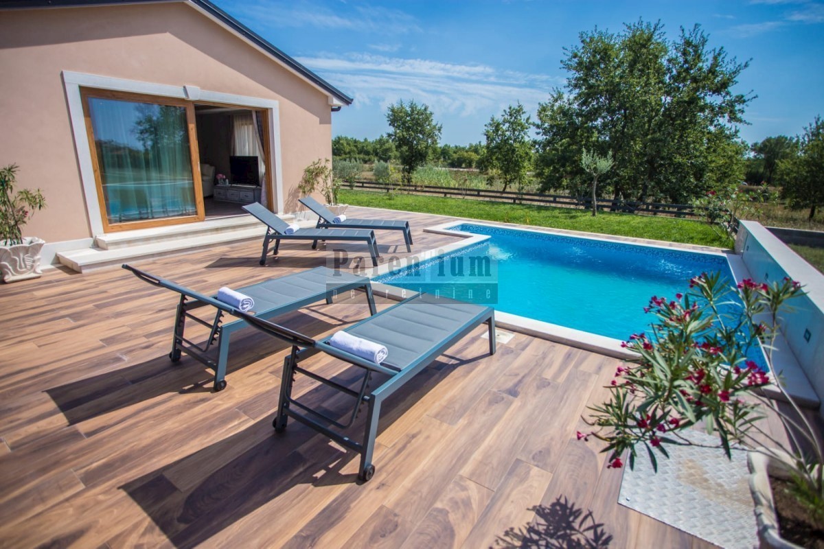 Parenzo, casa con piscina con ampio giardino