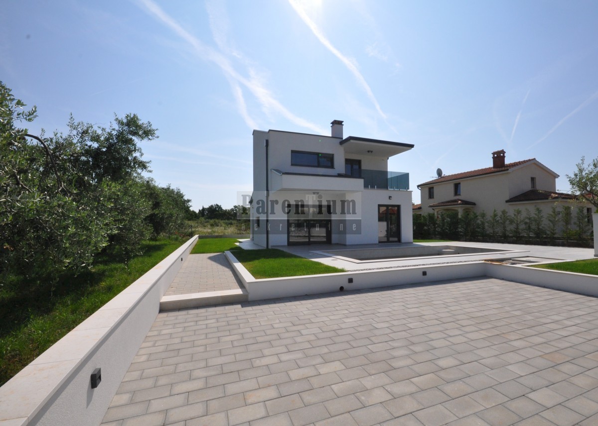 Una villa moderna con piscina in una posizione tranquilla