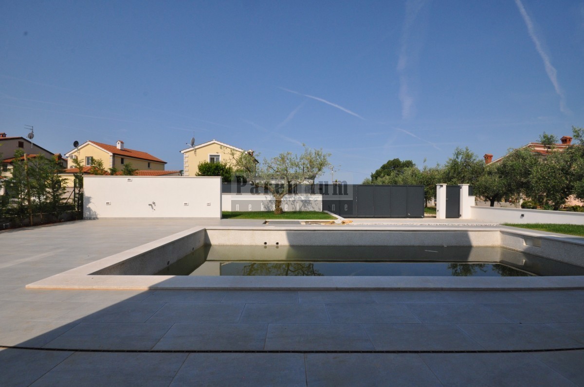 Una villa moderna con piscina in una posizione tranquilla