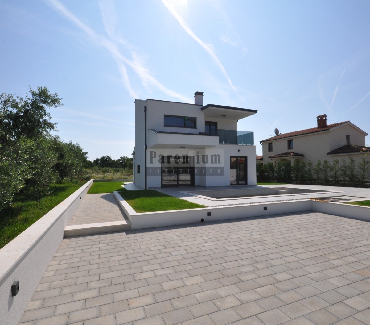 Una villa moderna con piscina in una posizione tranquilla