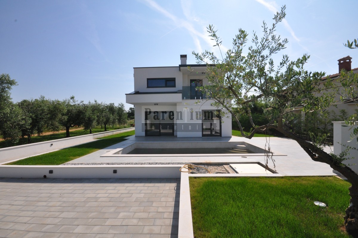 Una villa moderna con piscina in una posizione tranquilla