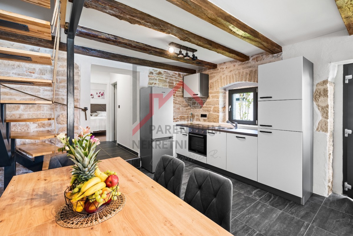 Istria, zona di Parenzo - Casa in pietra d'Istria con piscina