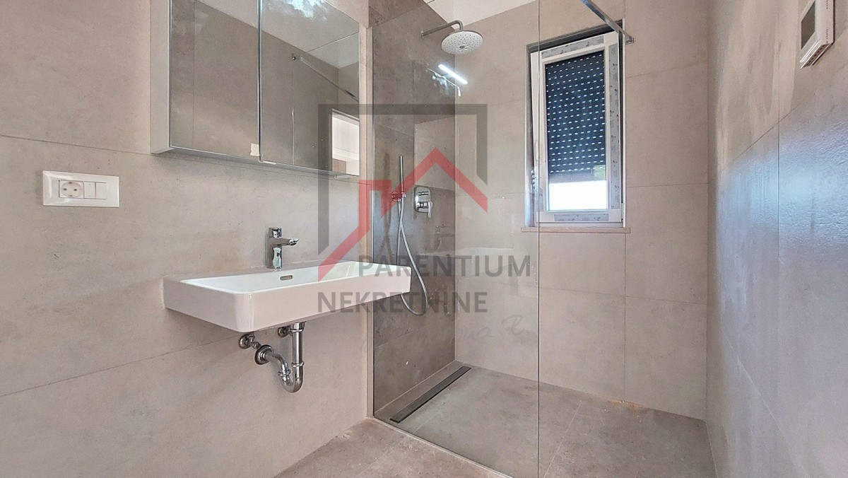 Istria, zona Parenzo – Appartamento al 1° piano con ingresso indipendente e terrazza coperta