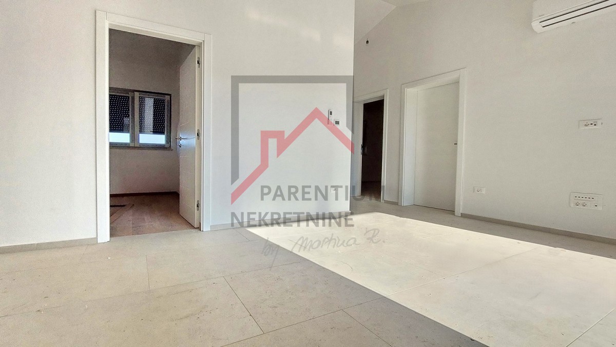 Istria, zona Parenzo – Appartamento al 1° piano con ingresso indipendente e terrazza coperta