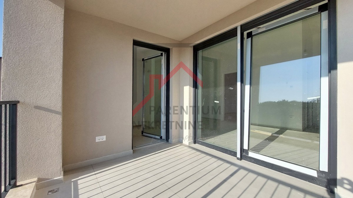 Istria, zona Parenzo – Appartamento al 1° piano con ingresso indipendente e terrazza coperta