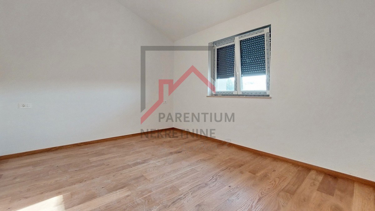 Istria, zona Parenzo – Appartamento al 1° piano con ingresso indipendente e terrazza coperta