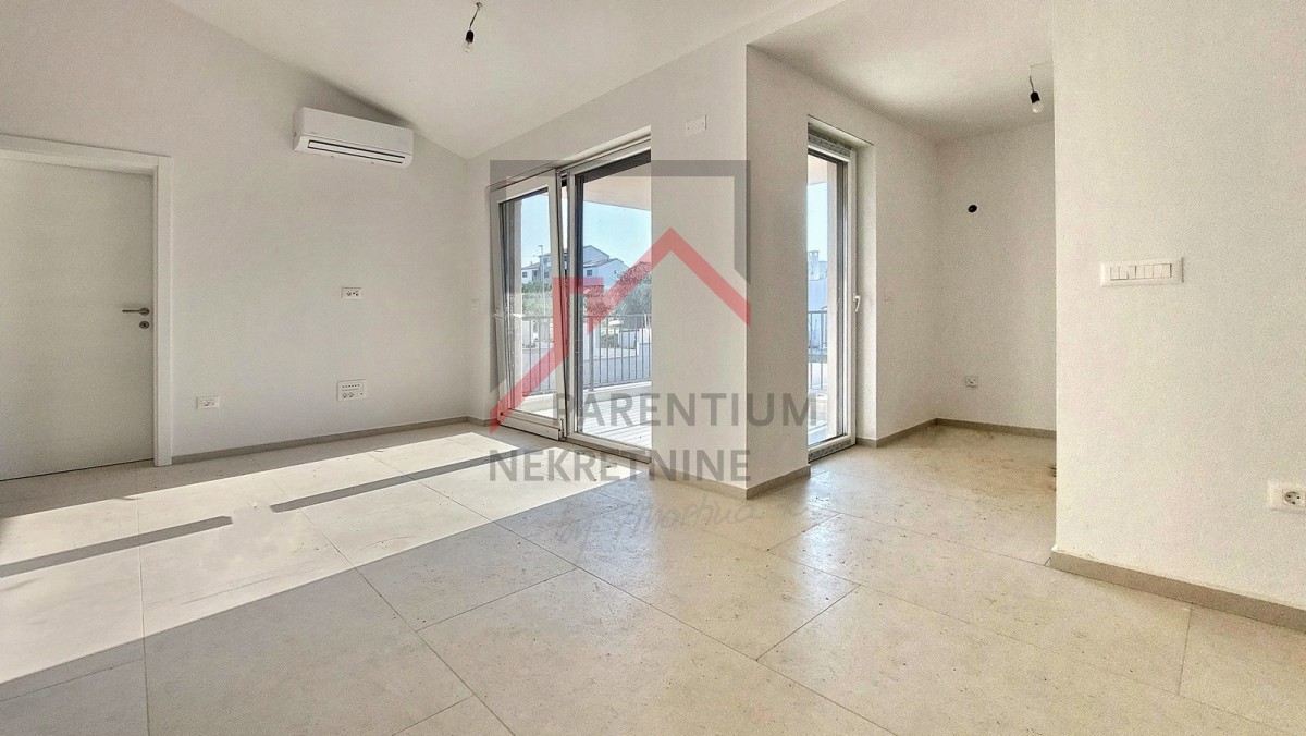 Istria, zona Parenzo – Appartamento al 1° piano con ingresso indipendente e terrazza coperta