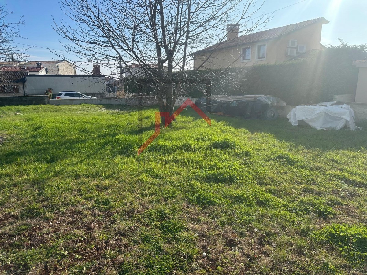 Istria, zona Parenzo - Terreno edificabile di forma regolare a 2 km dal mare