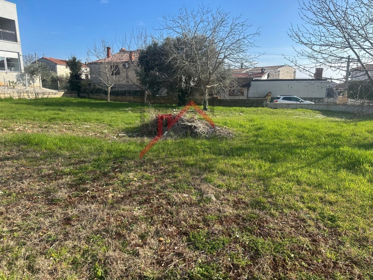 Istria, zona Parenzo - Terreno edificabile di forma regolare a 2 km dal mare