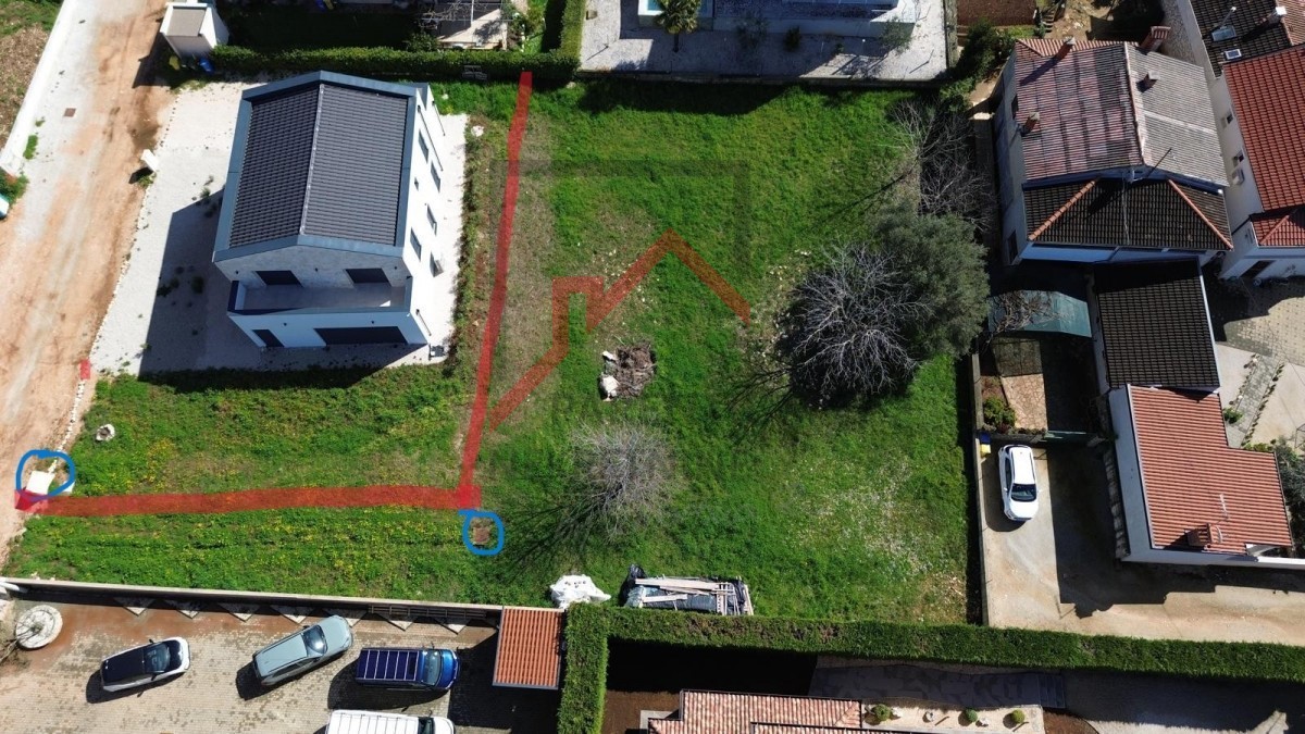 Istria, zona Parenzo - Terreno edificabile di forma regolare a 2 km dal mare