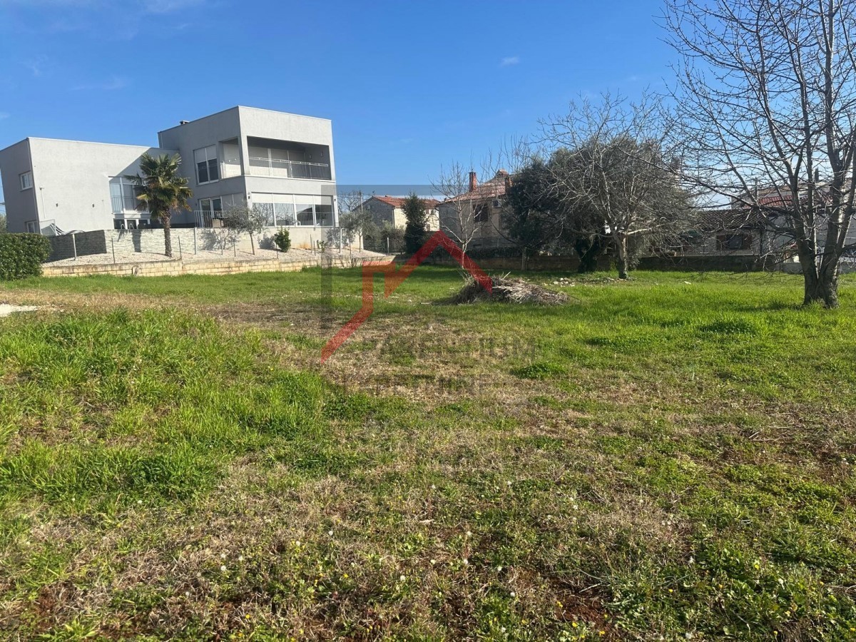 Istria, zona Parenzo - Terreno edificabile di forma regolare a 2 km dal mare