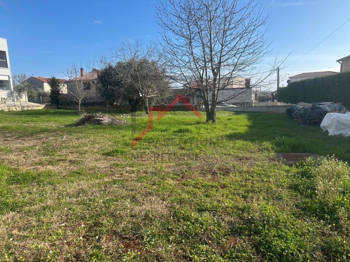 Istria, zona Parenzo - Terreno edificabile di forma regolare a 2 km dal mare