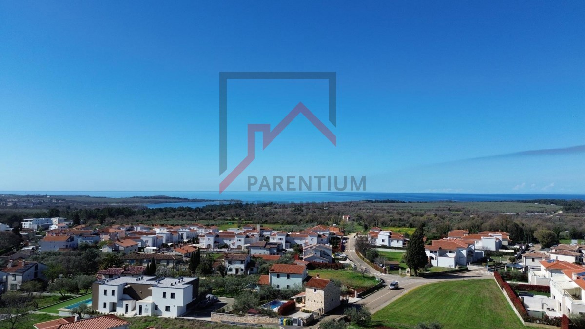 Istria, zona Parenzo - Terreno edificabile di forma regolare a 2 km dal mare