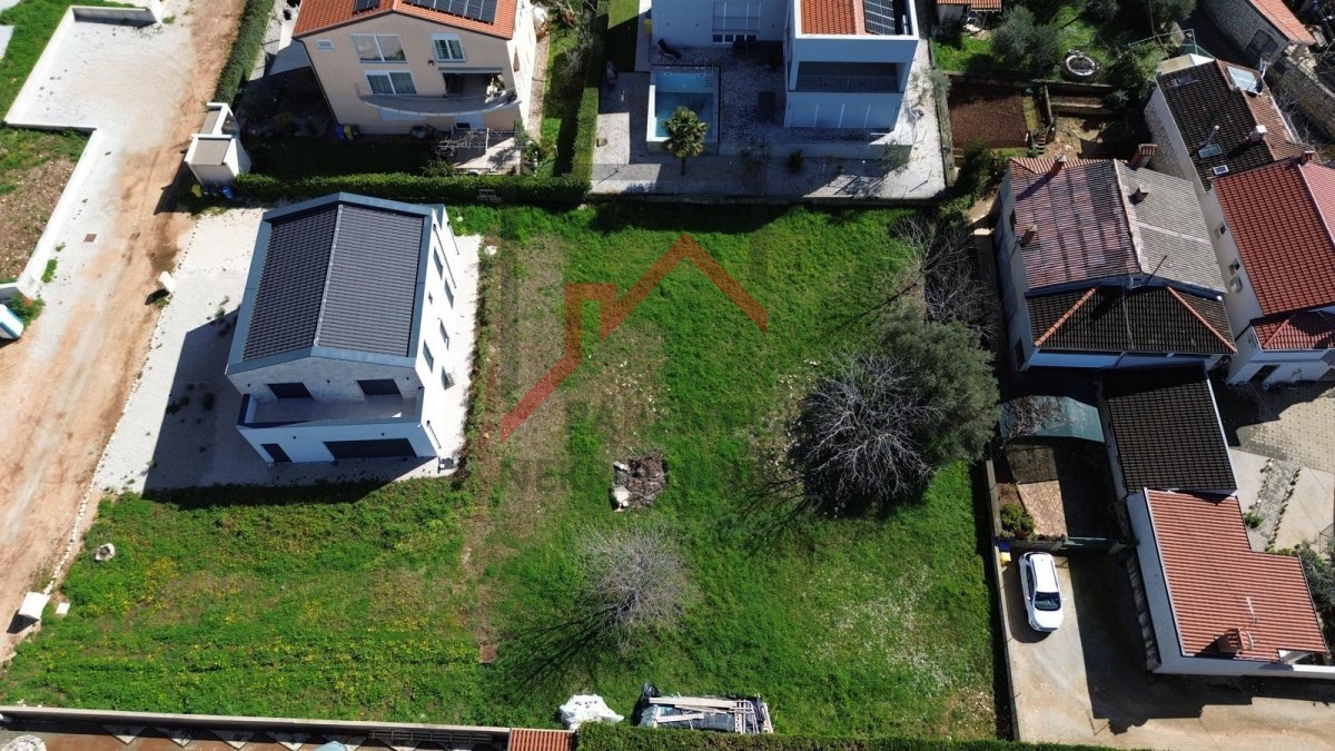 Istria, zona Parenzo - Terreno edificabile di forma regolare a 2 km dal mare