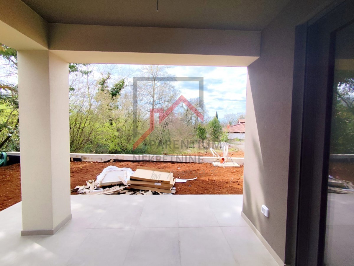 Istria, zona Parenzo - Appartamento al piano terra di 68 m², due camere da letto, cortile, terrazza, edificio di nuova costruzione.