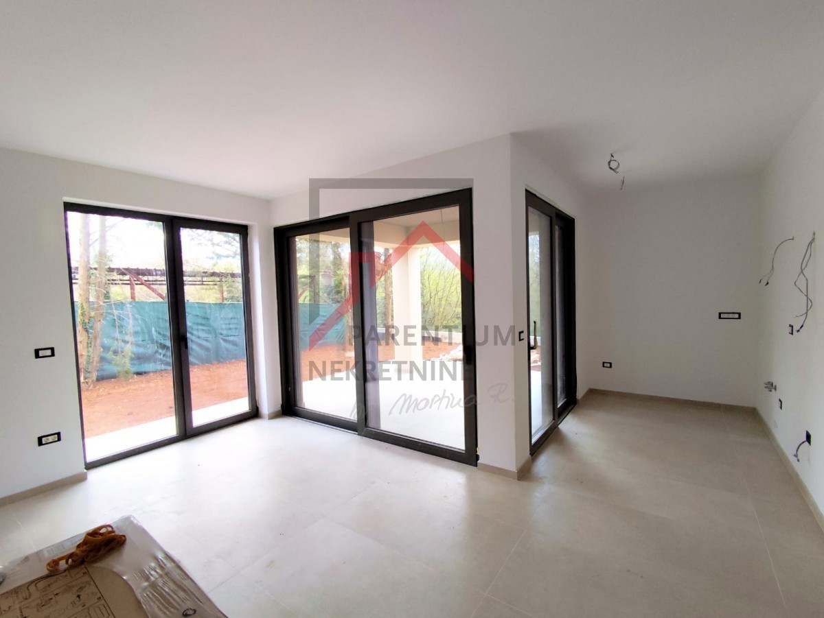 Istria, zona Parenzo - Appartamento al piano terra di 68 m², due camere da letto, cortile, terrazza, edificio di nuova costruzione.