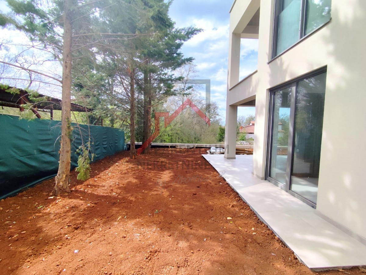 Istria, zona Parenzo - Appartamento al piano terra di 68 m², due camere da letto, cortile, terrazza, edificio di nuova costruzione.